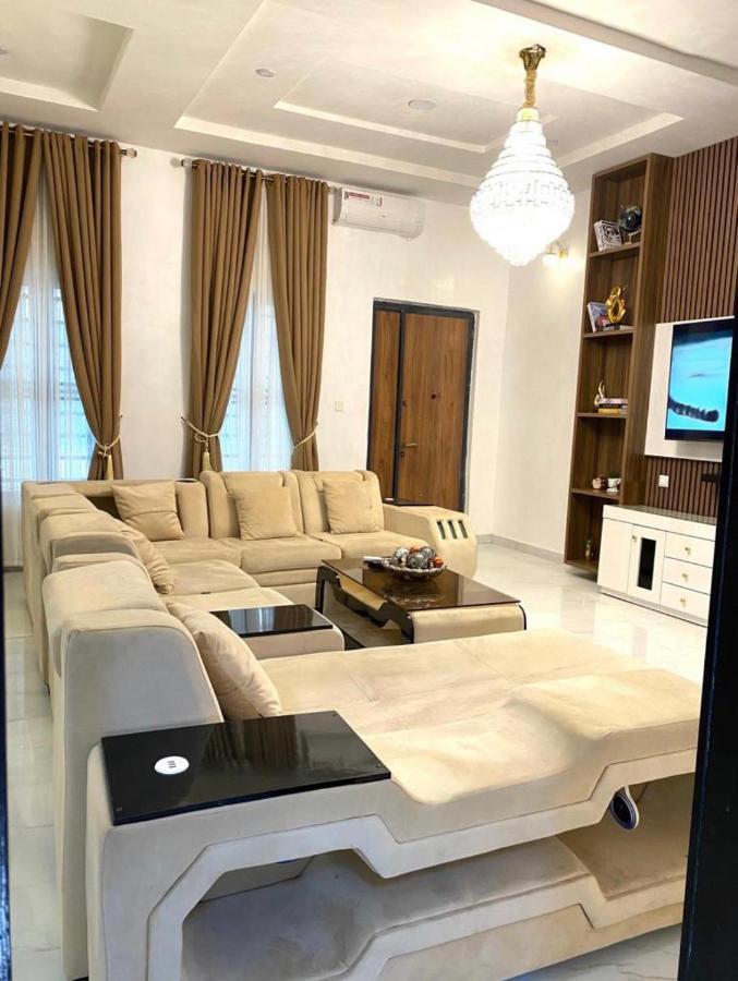 Urban Retreat Luxury Shortlet Apartment Lekki Ajah Lagos With Pool And Gym Ngoại thất bức ảnh