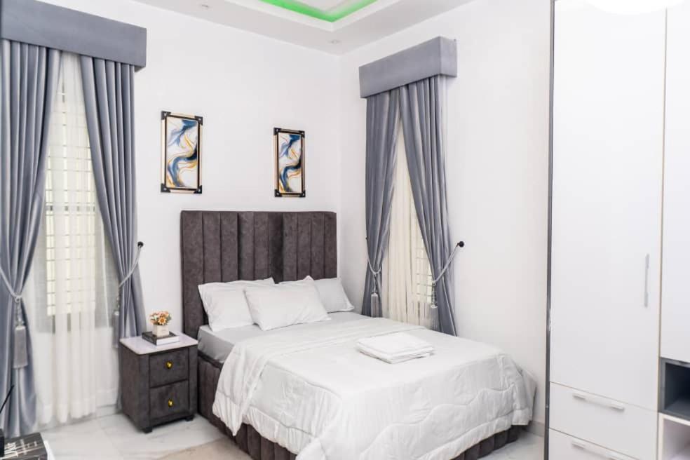 Urban Retreat Luxury Shortlet Apartment Lekki Ajah Lagos With Pool And Gym Ngoại thất bức ảnh