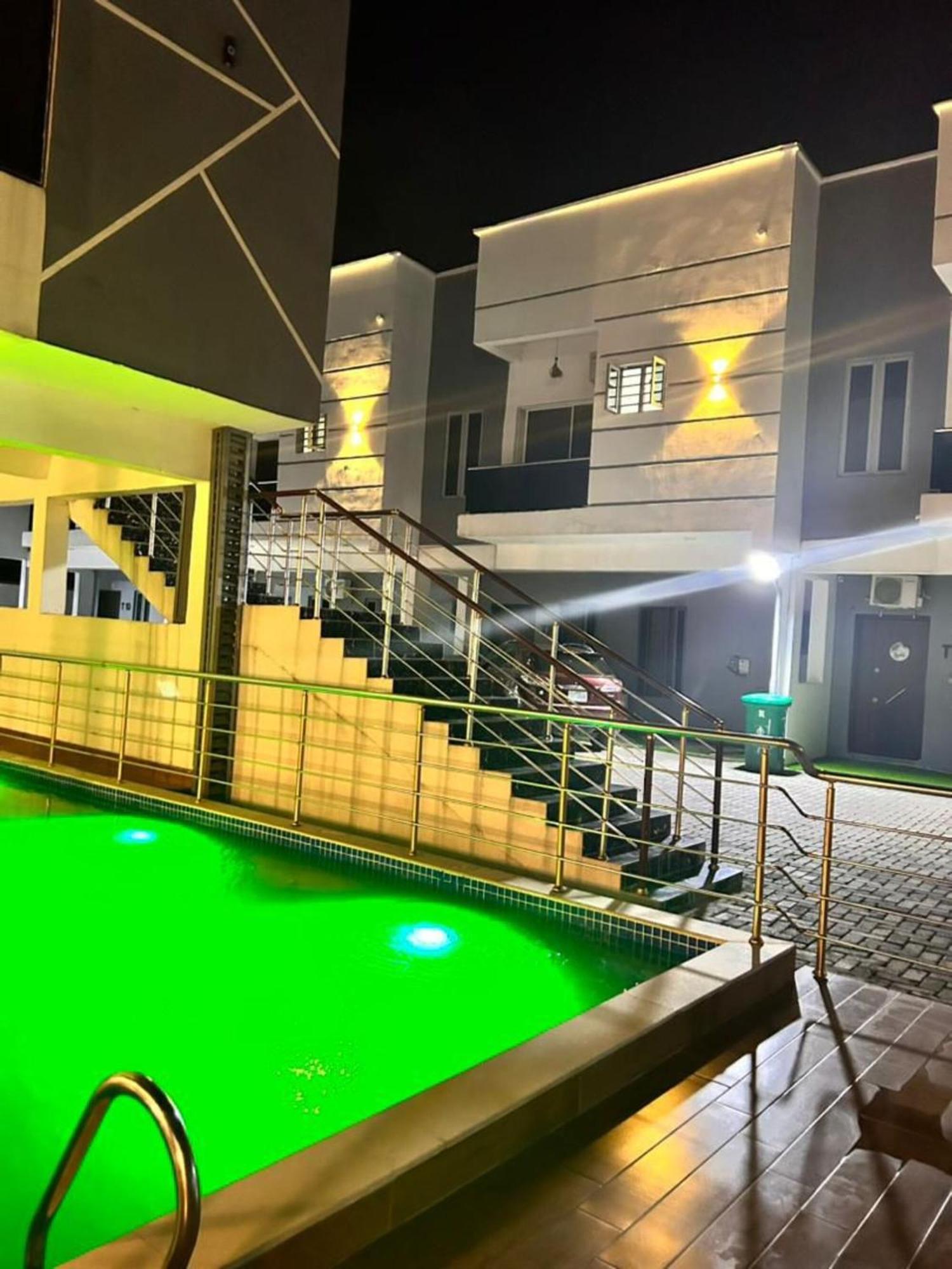 Urban Retreat Luxury Shortlet Apartment Lekki Ajah Lagos With Pool And Gym Ngoại thất bức ảnh